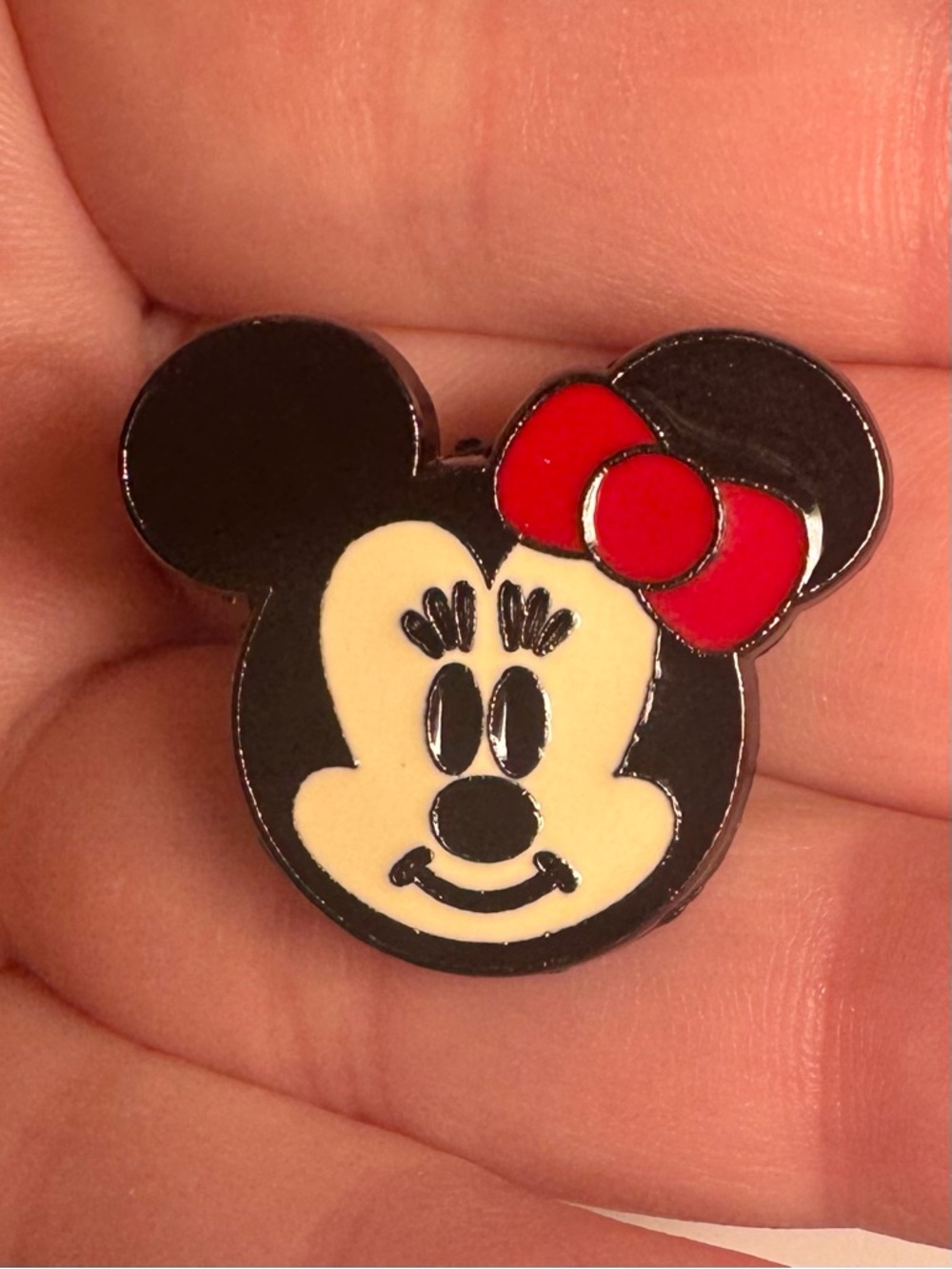 Disney Trading Pin Minnie Mouse Face Smiling Red Bow Cute Characters WDW 2010